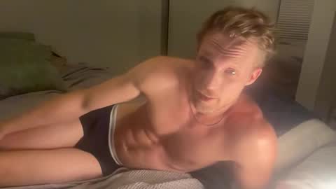 Snapshot of bendoverxo chatting on 8, 11, 2025 bendoverxo online show from 8, 11, 2025