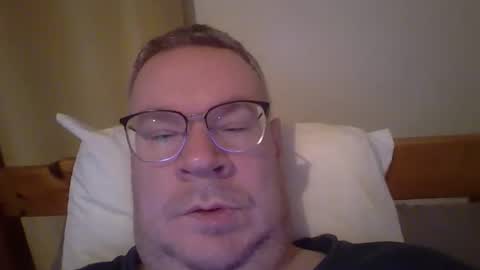 Snapshot of bentre2022 chatting on 10, 4, 2026 SimonJones2000 online show from 10, 4, 2026