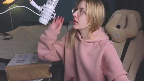 Snapshot of benty_bunny chatting on 5, 1, 2025 Alice online show from 5, 1, 2025