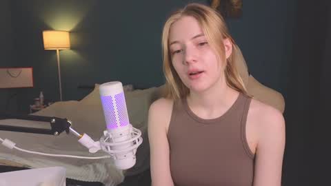 Snapshot of benty_bunny chatting on 1, 2, 2025 Alice online show from 1, 2, 2025