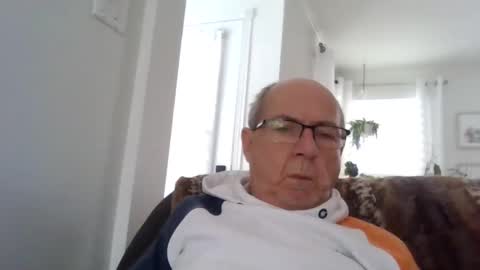 Snapshot of bernard1102 chatting on 27, 1, 2025 bernard1102 online show from 27, 1, 2025