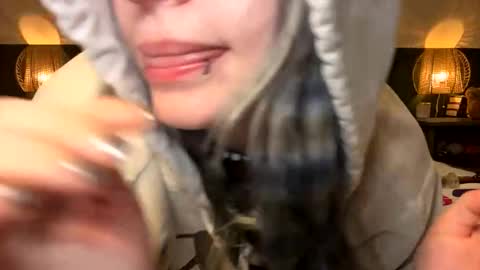 Ellie  online show from 10, 4, 2026