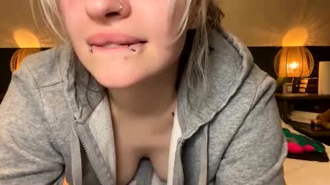 Ellie  online show from 30, 4, 2026