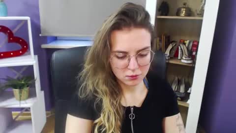 Z O E Y online show from 10, 1, 2025