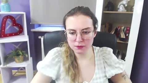 Z O E Y online show from 6, 2, 2025