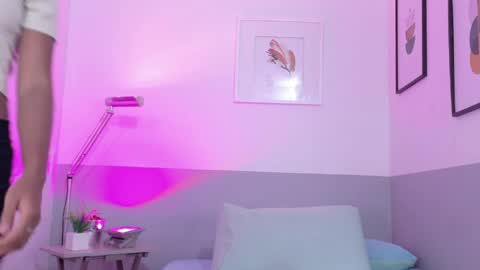 Tifffany bllom online show from 25, 3, 2026