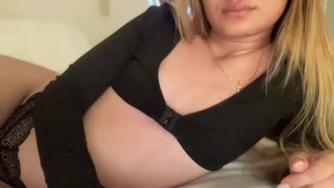 Snapshot of blonde_petite chatting on 29, 5, 2026 Alice online show from 29, 5, 2026