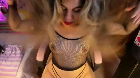 Snapshot of blondy_blows69 chatting on 5, 4, 2026 Isis online show from 5, 4, 2026