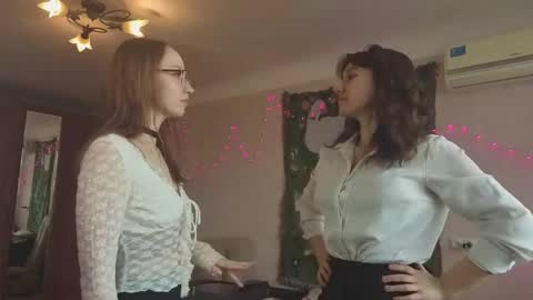 Mia and Maxina online show from 17, 4, 2026