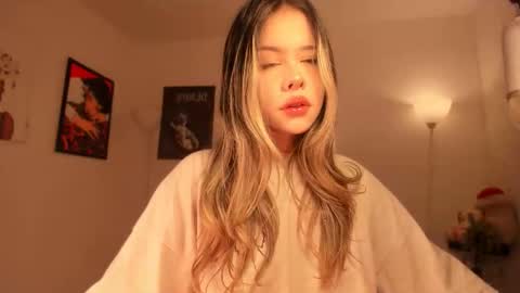 Nat  Independent model  Please help me to reach 200 thumbs up online show from 19, 12, 2025