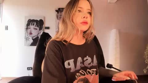 Nat  Independent model  Please help me to reach 200 thumbs up online show from 14, 3, 2026