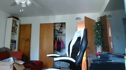 Snapshot of bwall1425 chatting on 17, 4, 2026 bwall1425 online show from 17, 4, 2026