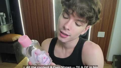 Snapshot of calvin_loves_you chatting on 25, 4, 2026 Hey I am Calvin online show from 25, 4, 2026