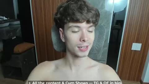 Snapshot of calvin_loves_you chatting on 27, 5, 2026 Hey I am Calvin online show from 27, 5, 2026