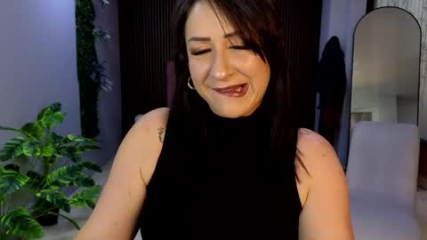 Snapshot of camil_milfdream chatting on 25, 5, 2026 Camil online show from 25, 5, 2026