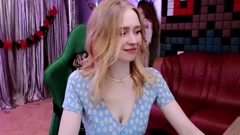 Snapshot of carolinedjoi chatting on 11, 11, 2025 Caroline online show from 11, 11, 2025