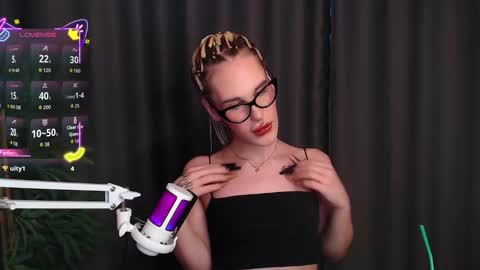 Snapshot of cassiemich chatting on 17, 12, 2025 Cassie online show from 17, 12, 2025