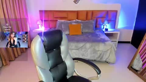 catti_brie_ online show from 15, 11, 2025