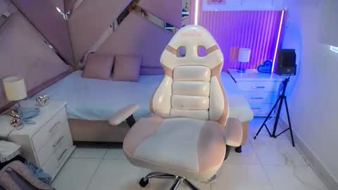 Snapshot of charlotte__ebony_ chatting on 11, 10, 2025 Charlotte  online show from 11, 10, 2025