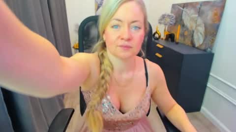 Snapshot of charlottekerti chatting on 9, 4, 2026 Charlotte online show from 9, 4, 2026