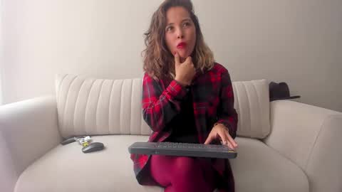 Regina Phalange online show from 7, 3, 2025