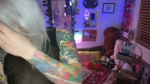 Snapshot of cherryb0mbb0mb chatting on 4, 1, 2025 CherryBombBomb online show from 4, 1, 2025