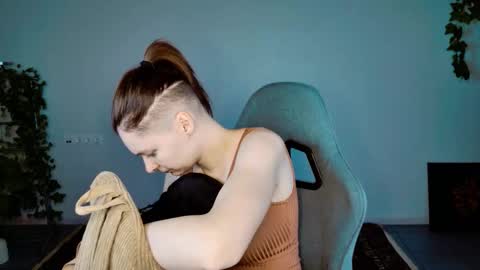 Bella online show from 5, 12, 2025