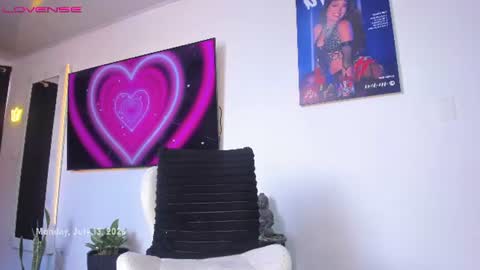 Im Chloe    independent account      online show from 13, 7, 2026