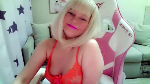 Snapshot of christirose chatting on 5, 11, 2025 Christi online show from 5, 11, 2025