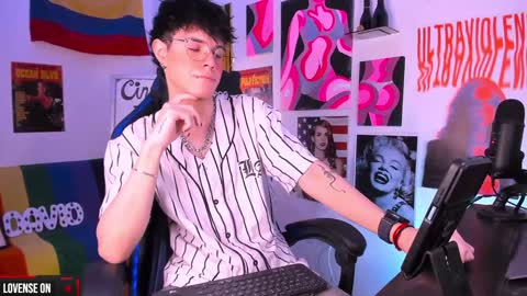 Snapshot of cinnamon_boyxxx chatting on 20, 1, 2025 David Independent Model online show from 20, 1, 2025