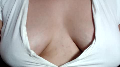 CLARA AT YOUR SERVICE online show from 15, 1, 2025