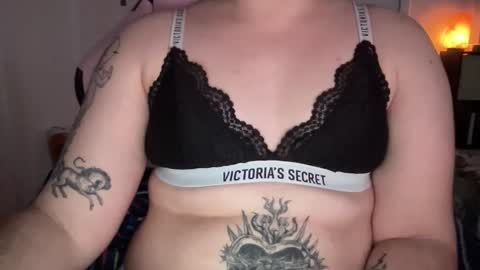 Snapshot of clatine7 chatting on 16, 12, 2025 bunny online show from 16, 12, 2025