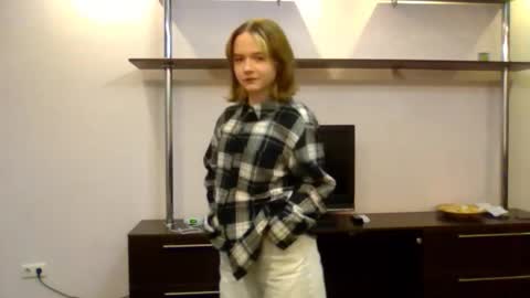 Snapshot of clementinaaures chatting on 6, 11, 2025 clementinaaures online show from 6, 11, 2025