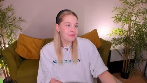 Snapshot of colleen_blake chatting on 20, 5, 2026 Collen Mon Tue Wed Thu Fri GMT 3 0300am - 0900am online show from 20, 5, 2026