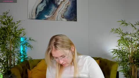 Snapshot of colleen_blake chatting on 26, 5, 2026 Collen Mon Tue Wed Thu Fri GMT 3 0300am - 0900am online show from 26, 5, 2026