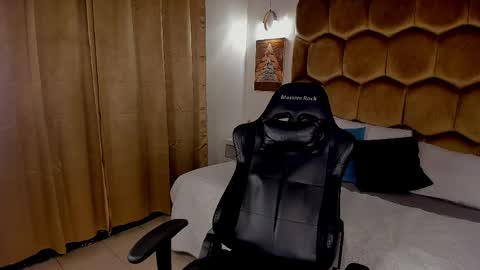 Snapshot of collins_emmett chatting on 12, 4, 2026 EMMETT COLLINS online show from 12, 4, 2026