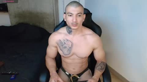 Snapshot of colombianmuscle8 chatting on 17, 10, 2025 colombianmuscle8 online show from 17, 10, 2025