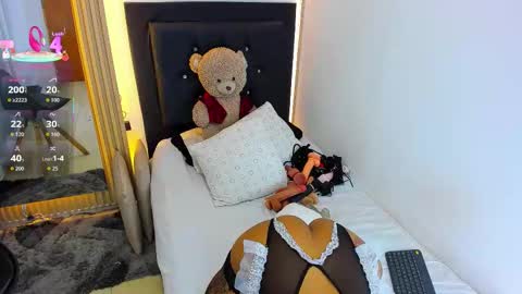 Coraline connected from 10 pm to 6 am Colombia time online show from 27, 11, 2025