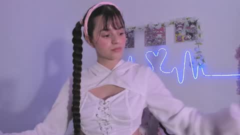 Snapshot of coralinexxx07 chatting on 2, 5, 2026 Coraline uwu Bienvenidos al dulce mundo de Coraline Hola amores soy Coraline Una chica tierna juguetona online show from 2, 5, 2026