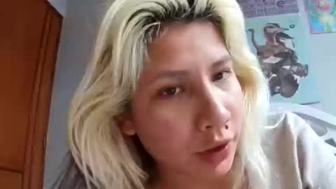 Snapshot of cosmowanda27 chatting on 16, 10, 2025 cosmowanda27 online show from 16, 10, 2025