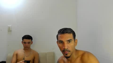 Snapshot of couple_bigcock_ chatting on 13, 10, 2025 aron y stivens online show from 13, 10, 2025