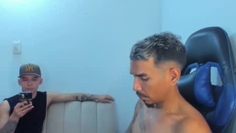Snapshot of couple_bigcock_ chatting on 22, 10, 2025 aron y stivens online show from 22, 10, 2025