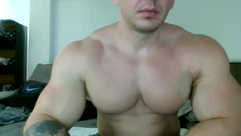 couplemuscle40 online show from 19, 9, 2025