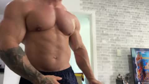 Snapshot of couplemuscle40 chatting on 17, 4, 2026 couplemuscle40 online show from 17, 4, 2026