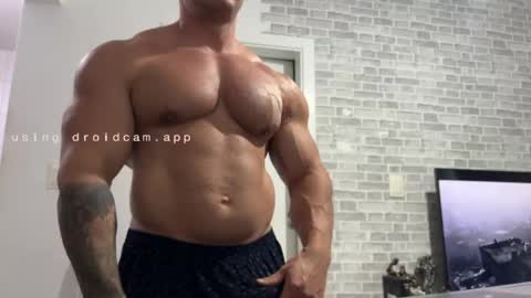 Snapshot of couplemuscle40 chatting on 18, 5, 2026 couplemuscle40 online show from 18, 5, 2026