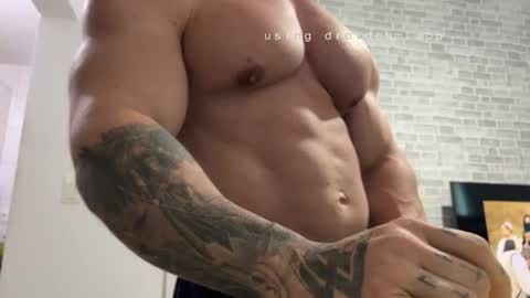 Snapshot of couplemuscle40 chatting on 17, 6, 2026 couplemuscle40 online show from 17, 6, 2026