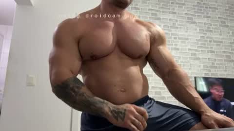 Snapshot of couplemuscle40 chatting on 19, 6, 2026 couplemuscle40 online show from 19, 6, 2026