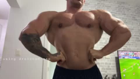 Snapshot of couplemuscle40 chatting on 22, 6, 2026 couplemuscle40 online show from 22, 6, 2026