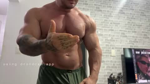 Snapshot of couplemuscle40 chatting on 25, 6, 2026 couplemuscle40 online show from 25, 6, 2026