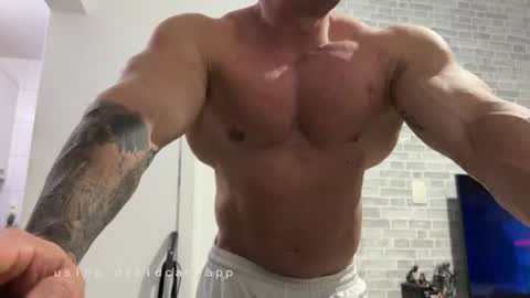 Snapshot of couplemuscle40 chatting on 3, 7, 2026 couplemuscle40 online show from 3, 7, 2026